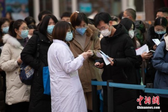 "2021年11月28日，山西省太原市，考生步入考场前出示准考证。