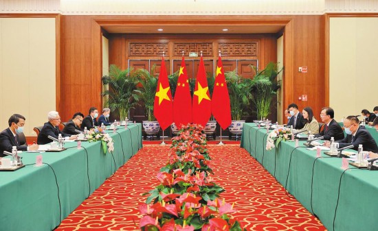 11月19日下午，省委书记王宁在昆明会见越南驻华大使范星梅一行。 本报记者 周灿 摄