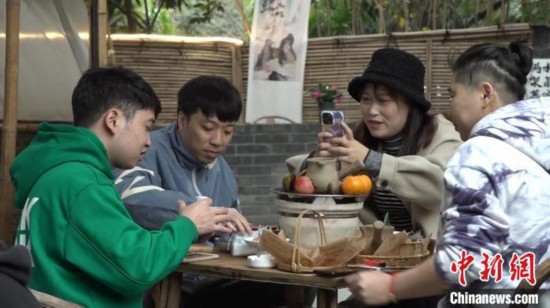成都一茶館內，正在“圍爐煮茶”的年輕人。 陳選斌 攝