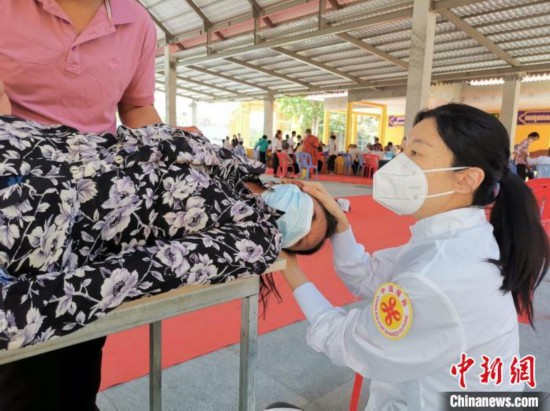 中国援柬中医抗疫医疗队赴乡村义诊