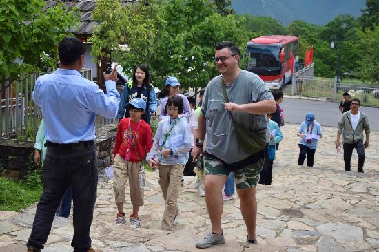 图为各地游客走进森林，邂逅“猴哥”。何雨桐 摄影报道
