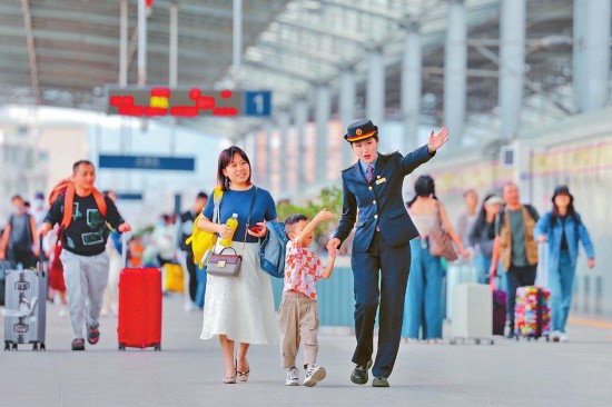 圖為大理站工作人員為旅客提供服務。本報通訊員 陳暢 梁穎 攝