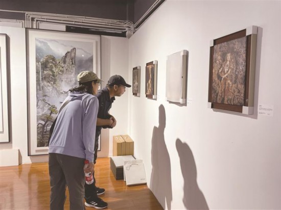 9月1日上午，嘉宾和游客在垒翠园主展区观展。［本报记者 朱蕾 摄
