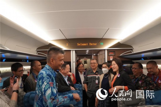 印尼中国高速铁路有限公司负责人介绍雅万高铁项目总体建设、运营准备等情况。人民网记者 曹师韵摄