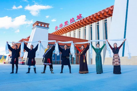 藏族群眾在香格裡拉站載歌載舞。姚巍 攝.jpg?x-oss-process=style/w10