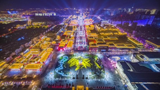 夜晚的西安大唐不夜城,人流如织充满烟火气。受访方供图