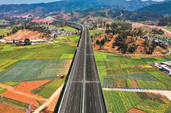中国工商银行云南省分行支持建设的楚雄至大理高速公路扩容工程项目。