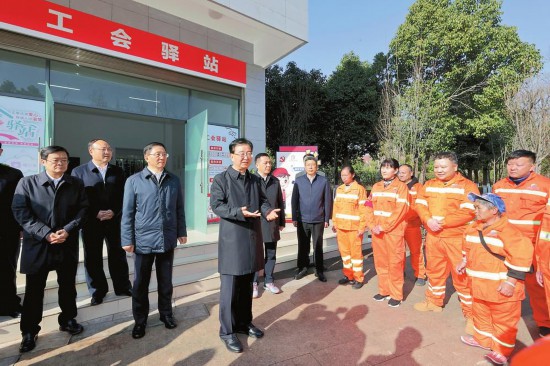 2月8日，省委书记王宁、省长王予波来到广福路环卫工人驿站，看望环卫工人。 本报记者 周灿 摄