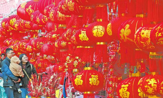 在宾川县，喜气洋洋的大红灯笼挂满年货集市。 本报记者 杨峥 摄