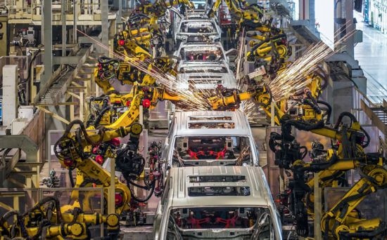 嵐圖汽車智能工廠機械手正在進行車輛組裝。 嵐圖汽車供圖