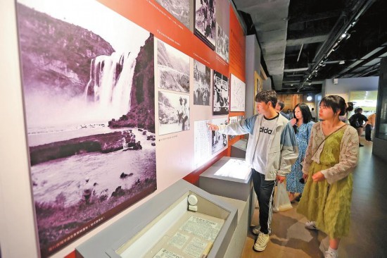 市民参观西南联大博物馆。 本报记者 陈飞 实习生 门世辉 摄