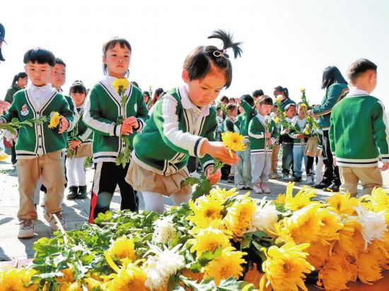 会泽县宝云幼儿园儿童向英烈敬献鲜花。 本报通讯员 马金友 沈庆达 摄