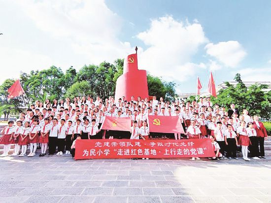 巍山县为民小学走进红色基地开展“行走的思政课”。