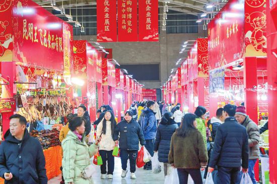 圖為市民游客在逛展購物。