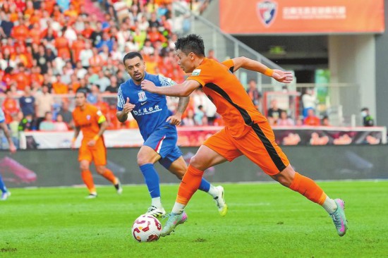 雲南玉昆隊球員在比賽中。 本報記者 高偉 攝