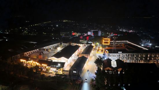 夜晚的福保半岛商业区。