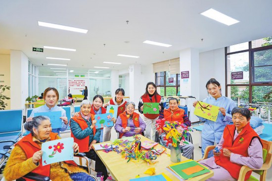 图为在权甫康养日间照料中心,老人们在工作人员指导下参与手工课程。