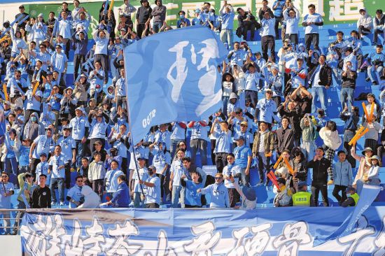 现场观众为球员加油助威。 本报通讯员 杨继培 摄