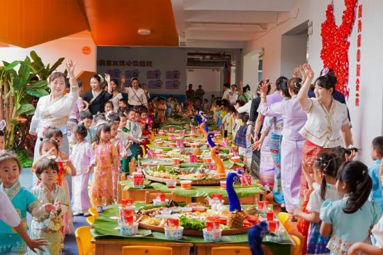 普洱市思茅区第二幼儿园泼水节主题活动。（资料图）