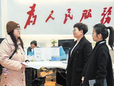 昆明市五华区纪委监委工作人员（右一、右二）到政务服务大厅开展作风监督检查。  　　陆 煜摄