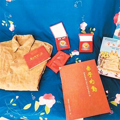 符桂英所收藏的南僑機工老物件,中間為紅色小皮包。 受訪者供圖