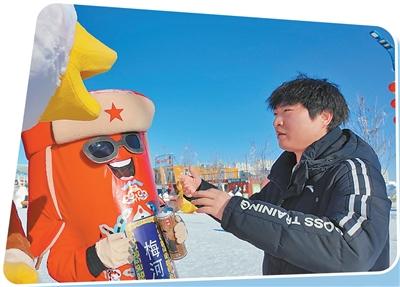 几名青年在蒙自市开设的青年夜校里学习绘画。蒙自市委宣传部供图