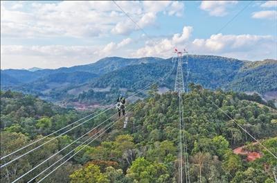从老挝一侧拍摄的中老500千伏联网工程中国段与老挝段输电线路全线贯通现场。中国南方电网澜湄国际能源有限责任公司供图