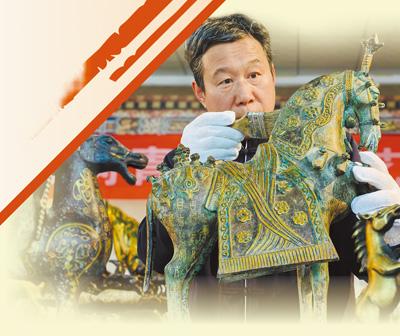 河南伊川县洛阳烟云涧青铜小镇，工作人员方长勋在清理青铜器马。高山岳摄（新华社发）
