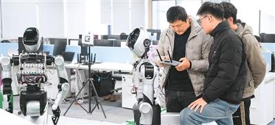 在安徽省合肥樂聚機器人技術有限公司，研發人員在調試工業智能機器人。新華社記者 杜 宇攝