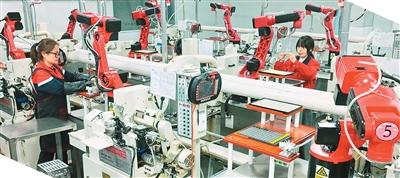 近日，工人在位於湖北省秭歸縣的宜昌旌拓光學有限公司智能生產線上忙碌。王 罡攝（新華社發）