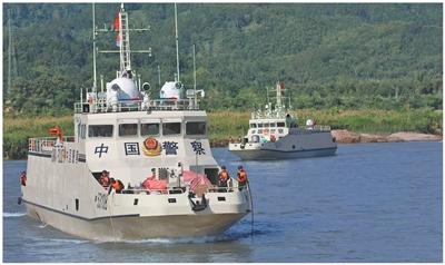 中老缅泰湄公河联合巡逻执法编队经过孟巴里奥水域,执法队员正在用测深杆测量航道。 云南省公安厅水上巡逻总队供图