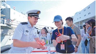 2025年12月1日,在马来西亚巴生港,当地民众参加中国海军989编队组织的舰艇开放活动。孟飞达摄(新华社发)