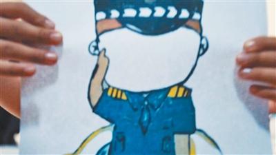 王警官兒子畫的爸爸。李 鵬攝