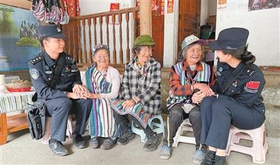 独龙江边境派出所民警走访看望村民。记者 张天培摄