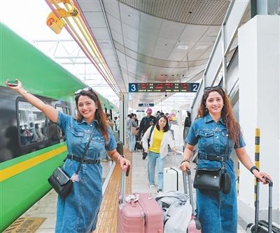 外籍旅客在昆明站站台准备搭乘中老铁路“复兴号”国际旅客列车。杨紫轩摄