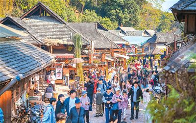 2023年列入《世界遗产名录》的“普洱景迈山古茶林文化景观”，旅游热度持续走高，正面对游客快速增长、民宿业态扩张、社区组织建设和保护发展关系重塑等新局面。  　　据统计，目前普洱市澜沧拉祜族自治县惠民镇辖区（含景迈山）共有酒店、民宿246家，春节期间单日最高入住率达94.28%，单日最高接待游客过万人次。  　　图为2026年春节期间，“景迈山”糯干古寨的热闹景象。随着旅游体验不断深化，越来越多的游客选择留宿古寨，由走马观花转向深度旅居，家庭游、茶文化体验游、民俗沉浸式体验游成为客群主流。  　　陈华蕊摄